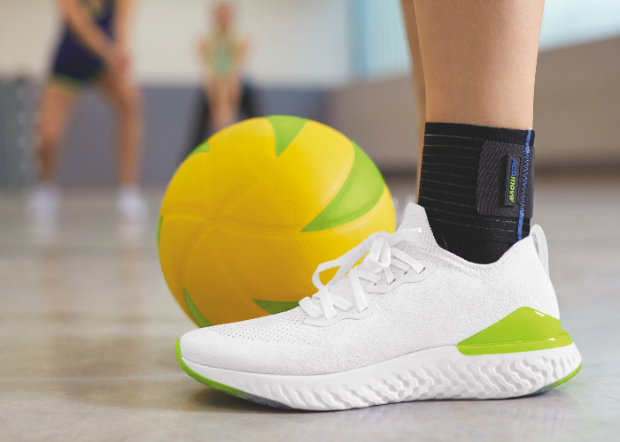 Persona che si allena con la cavigliera stabilizzante sportiva Actimove Sports Edition dopo una distorsione o slogatura alla caviglia. Persona che si allena con la cavigliera stabilizzante sportiva Actimove Sports Edition dopo una distorsione o slogatura alla caviglia.